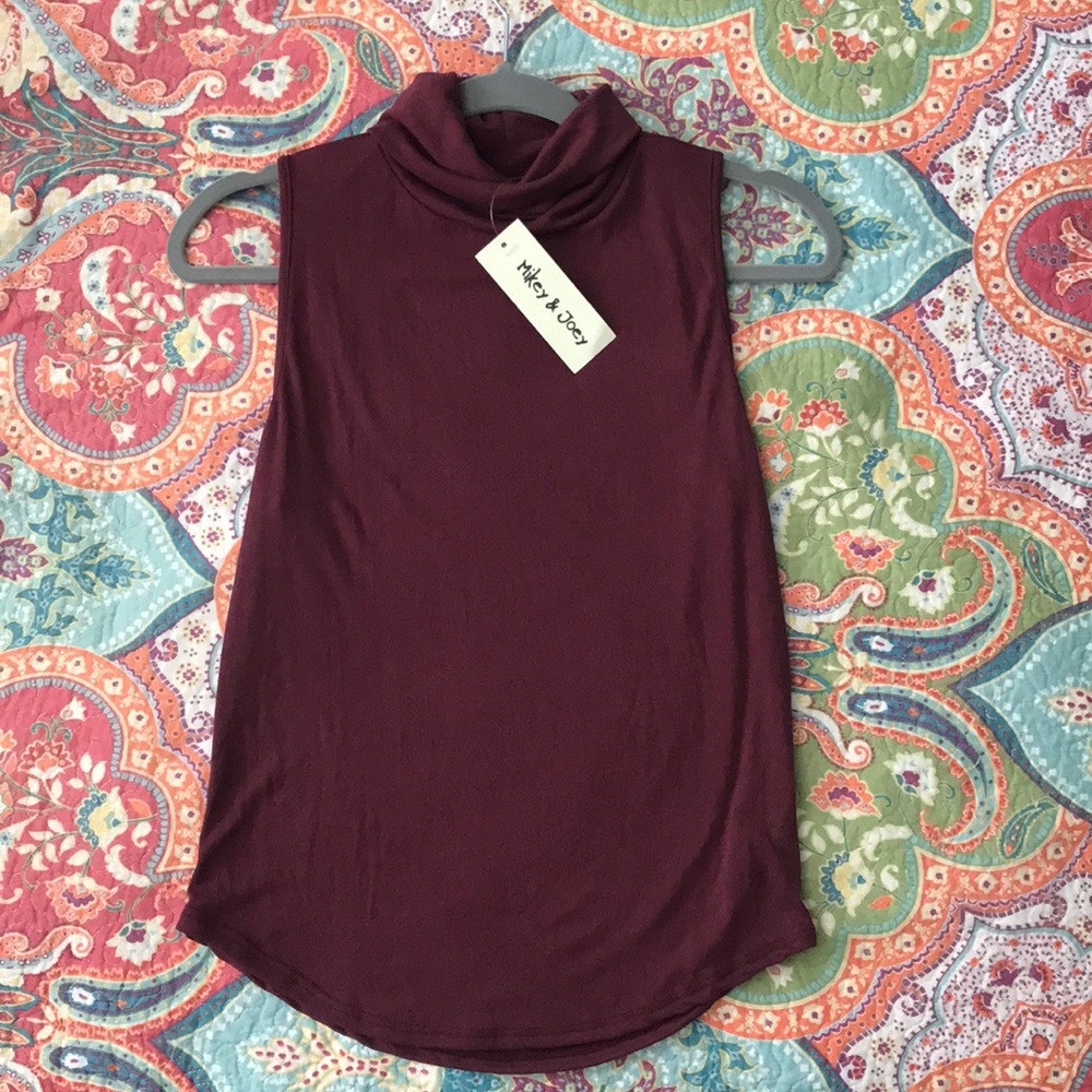 Burgundy sleeveless 🐢neck✌🏼